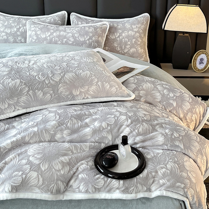 91家纺网 家纺一手货源 找家纺 妮恒美家纺 2025新款雕花牛奶绒四件套 雪莲花-浅灰绿