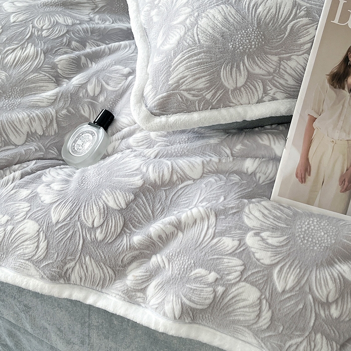 91家纺网 家纺一手货源 找家纺 妮恒美家纺 2025新款雕花牛奶绒四件套 雪莲花-浅灰绿