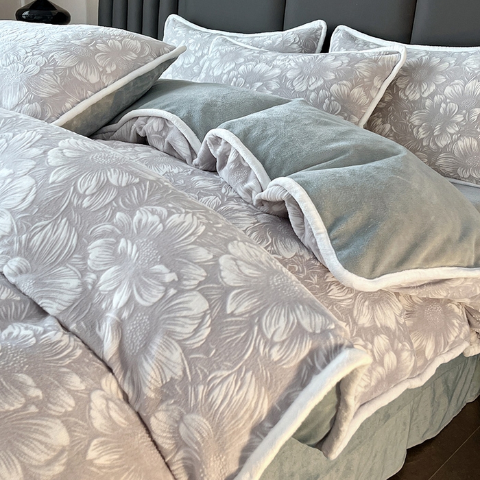 91家纺网 家纺一手货源 找家纺 妮恒美家纺 2025新款雕花牛奶绒四件套 雪莲花-浅灰绿