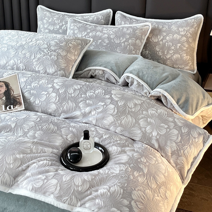 91家纺网 家纺一手货源 找家纺 妮恒美家纺 2025新款雕花牛奶绒四件套 雪莲花-浅灰绿