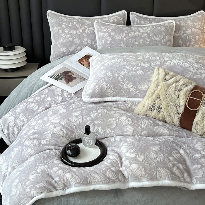 91家纺网 家纺一手货源 找家纺 妮恒美家纺 2025新款雕花牛奶绒四件套 雪莲花-浅灰绿