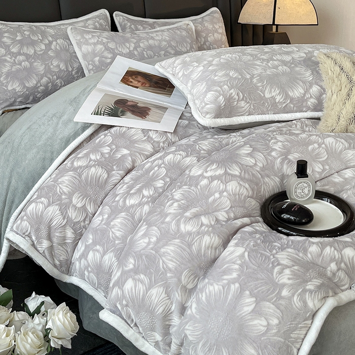 91家纺网 家纺一手货源 找家纺 妮恒美家纺 2025新款雕花牛奶绒四件套 雪莲花-浅灰绿