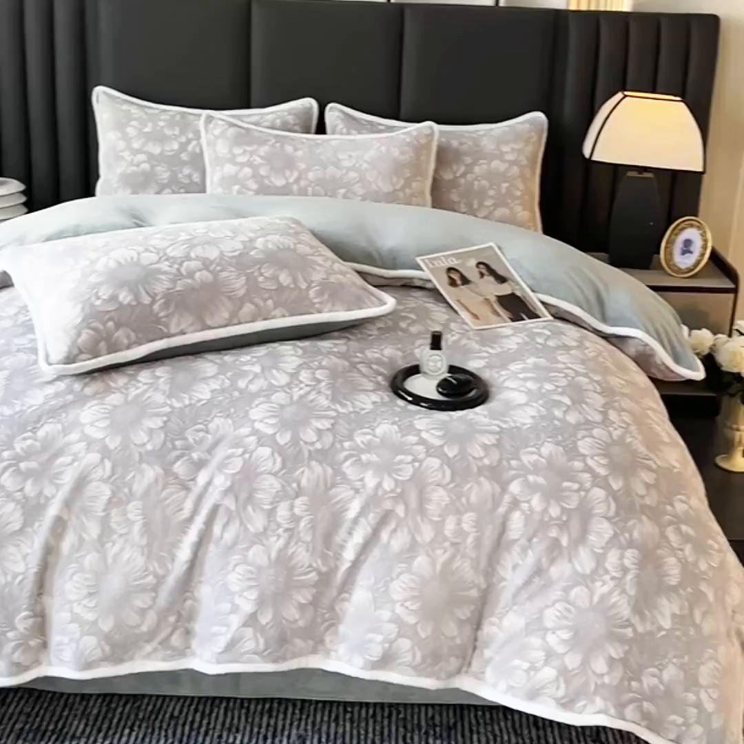 91家纺网 家纺一手货源 找家纺 妮恒美家纺 2025新款雕花牛奶绒四件套 雪莲花-浅灰绿