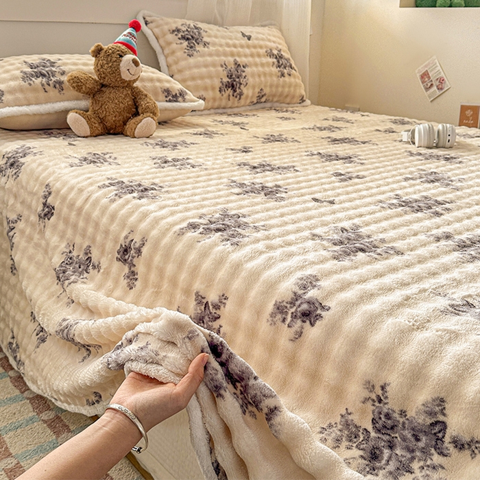 91家纺网 家纺一手货源 找家纺 丝芙妮家居（原乐视家纺） 2025新款A类牛奶泡泡绒印花单品床单 遇见花海