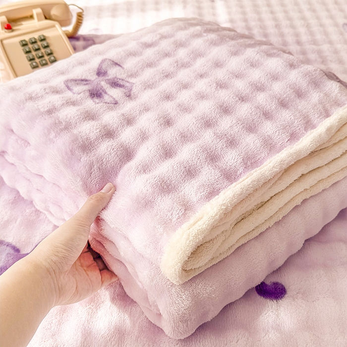 91家纺网 家纺一手货源 找家纺 丝芙妮家居（原乐视家纺） 2025新款A类牛奶泡泡绒印花单品床单 紫色蝴蝶结