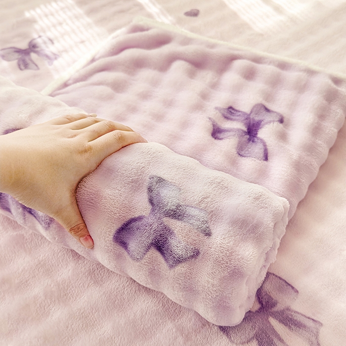 91家纺网 家纺一手货源 找家纺 丝芙妮家居（原乐视家纺） 2025新款A类牛奶泡泡绒印花单品床单 紫色蝴蝶结