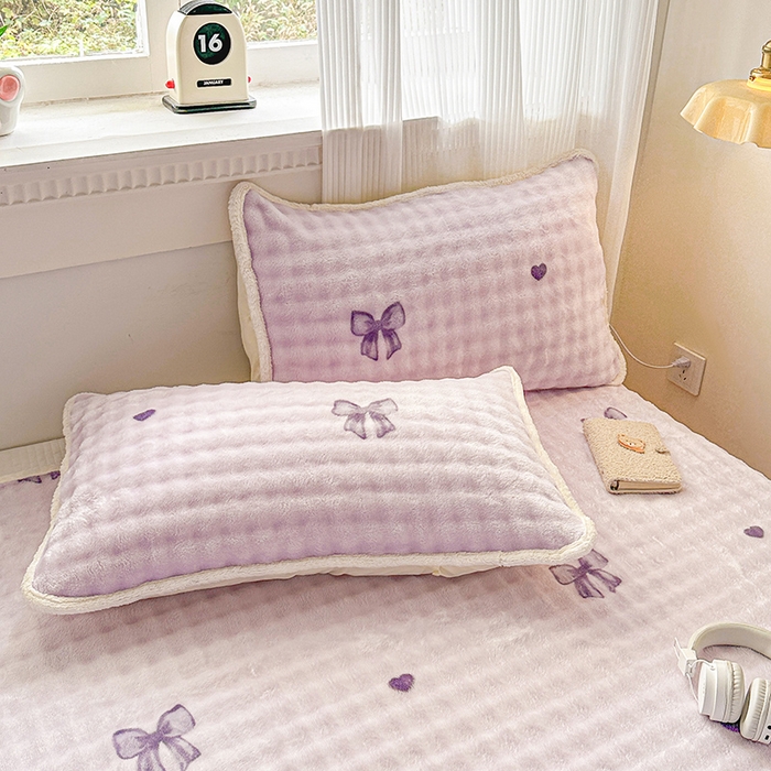 91家纺网 家纺一手货源 找家纺 丝芙妮家居（原乐视家纺） 2025新款A类牛奶泡泡绒印花单品床单 紫色蝴蝶结