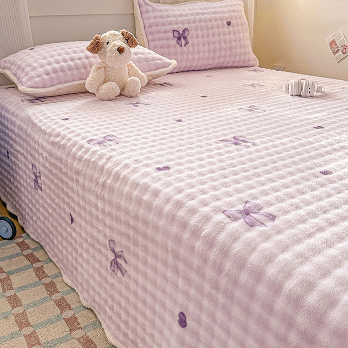91家纺网 家纺一手货源 找家纺 丝芙妮家居（原乐视家纺） 2025新款A类牛奶泡泡绒印花单品床单 紫色蝴蝶结