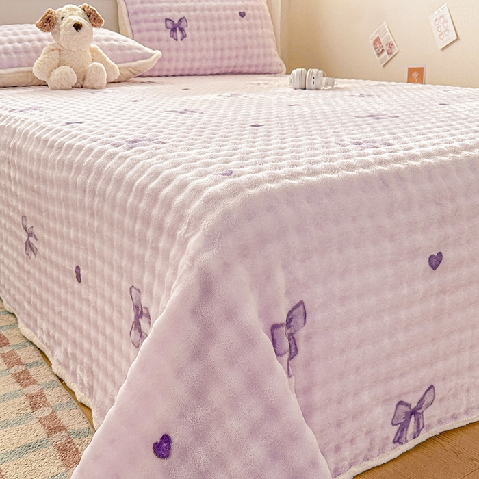 91家纺网 家纺一手货源 找家纺 丝芙妮家居（原乐视家纺） 2025新款A类牛奶泡泡绒印花单品床单 紫色蝴蝶结