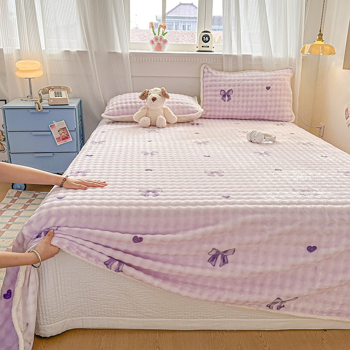 91家纺网 家纺一手货源 找家纺 丝芙妮家居（原乐视家纺） 2025新款A类牛奶泡泡绒印花单品床单 紫色蝴蝶结