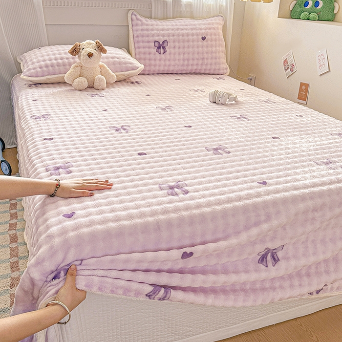 91家纺网 家纺一手货源 找家纺 丝芙妮家居（原乐视家纺） 2025新款A类牛奶泡泡绒印花单品床单 紫色蝴蝶结