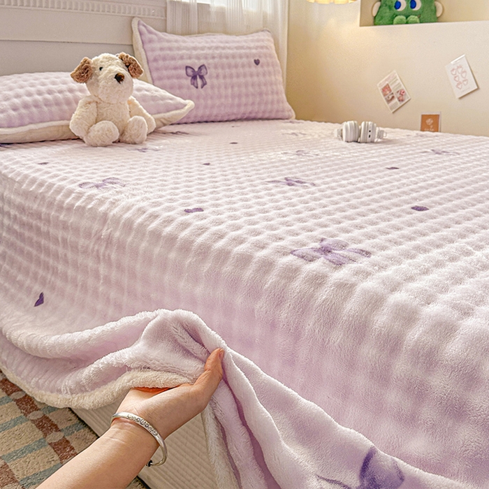 91家纺网 家纺一手货源 找家纺 丝芙妮家居（原乐视家纺） 2025新款A类牛奶泡泡绒印花单品床单 紫色蝴蝶结