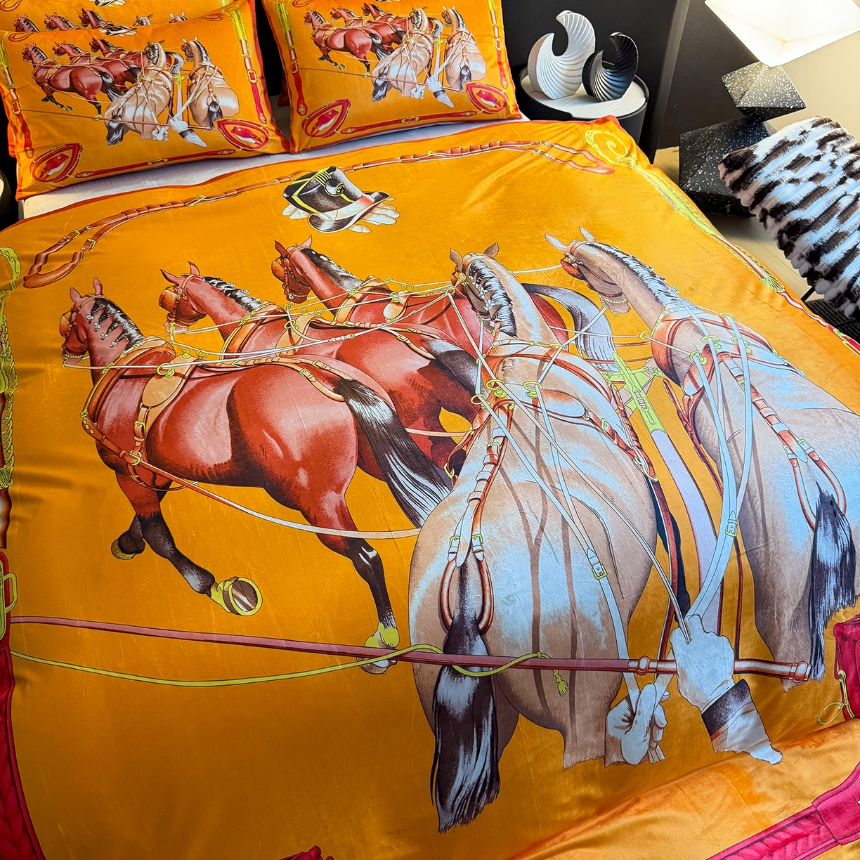 91家纺网 家纺一手货源 找家纺 爵仕家纺 2025新款跨境轻奢外贸加绒秋冬保暖宝宝绒水晶绒抗静电不掉毛四件套床单被套 赛马场