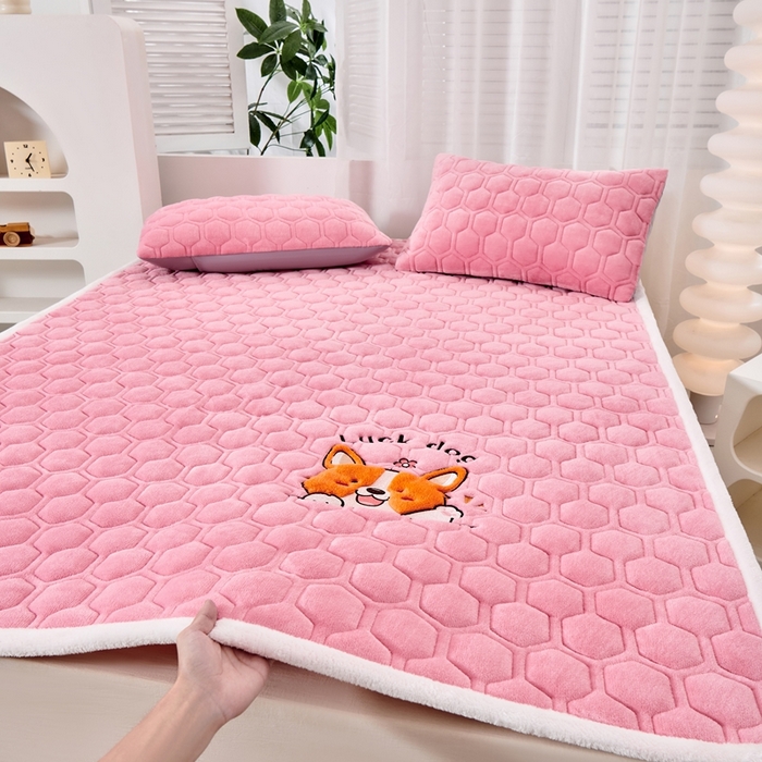 91家纺网 家纺一手货源 找家纺 （总）永旺家纺 2025新款宝宝牛奶绒床护垫床垫-柯基