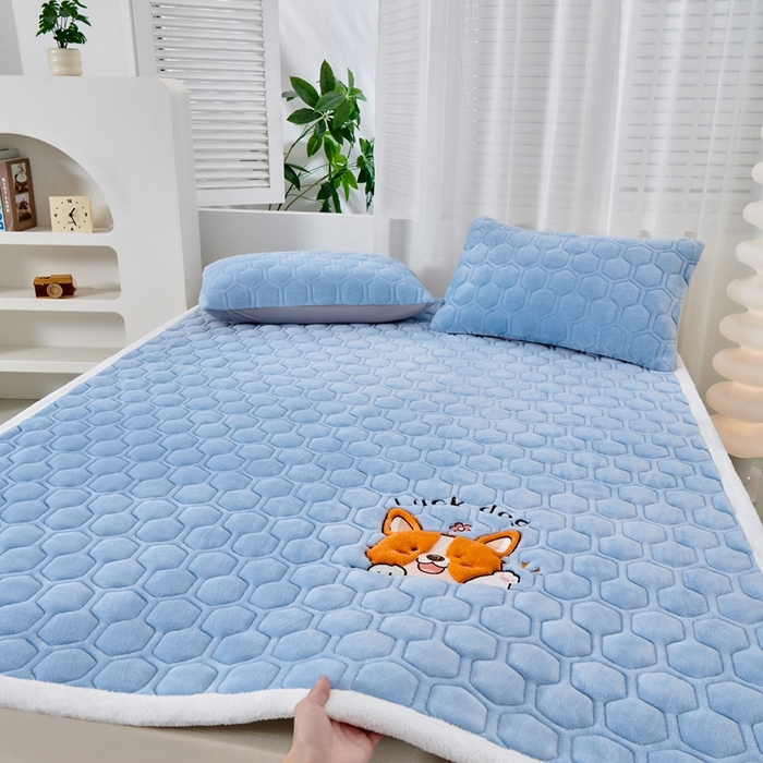 91家纺网 家纺一手货源 找家纺 （总）永旺家纺 2025新款宝宝牛奶绒床护垫床垫-柯基