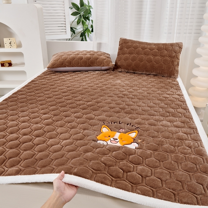 91家纺网 家纺一手货源 找家纺 （总）永旺家纺 2025新款宝宝牛奶绒床护垫床垫-柯基