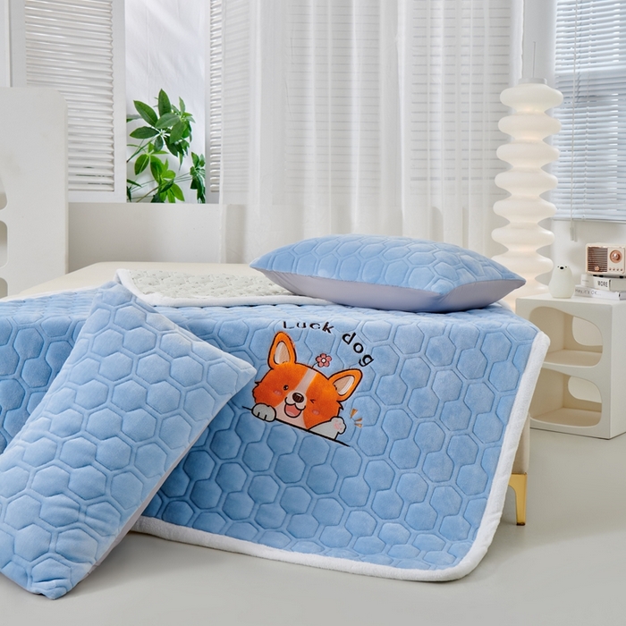 91家纺网 家纺一手货源 找家纺 永旺家纺 2025新款宝宝牛奶绒床护垫床垫-柯基 柯基-天空蓝