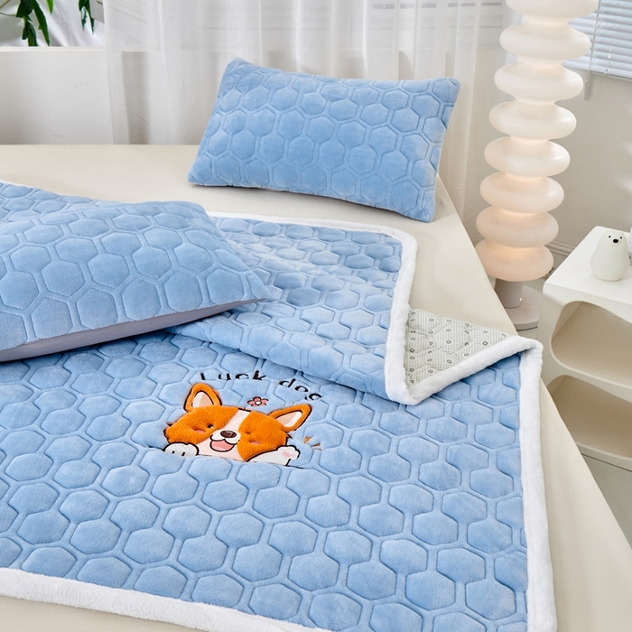 91家纺网 家纺一手货源 找家纺 永旺家纺 2025新款宝宝牛奶绒床护垫床垫-柯基 柯基-天空蓝