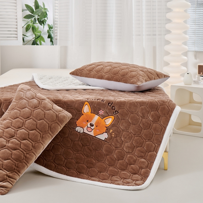 91家纺网 家纺一手货源 找家纺 永旺家纺 2025新款宝宝牛奶绒床护垫床垫-柯基 柯基-咖啡色