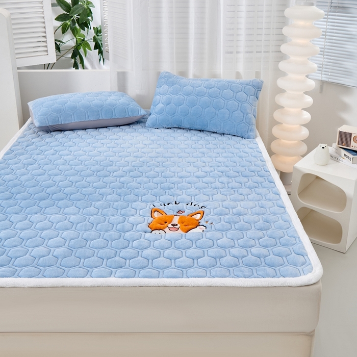 91家纺网 家纺一手货源 找家纺 永旺家纺 2025新款宝宝牛奶绒床护垫床垫-柯基 柯基-天空蓝
