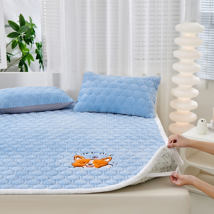 91家纺网 家纺一手货源 找家纺 永旺家纺 2025新款宝宝牛奶绒床护垫床垫-柯基 柯基-天空蓝