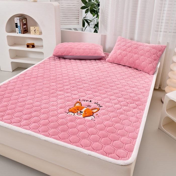 91家纺网 家纺一手货源 找家纺 永旺家纺 2025新款宝宝牛奶绒床护垫床垫-柯基 柯基-黛粉