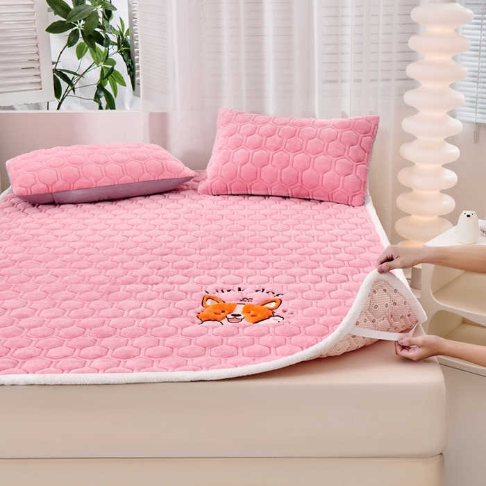 91家纺网 家纺一手货源 找家纺 永旺家纺 2025新款宝宝牛奶绒床护垫床垫-柯基 柯基-黛粉