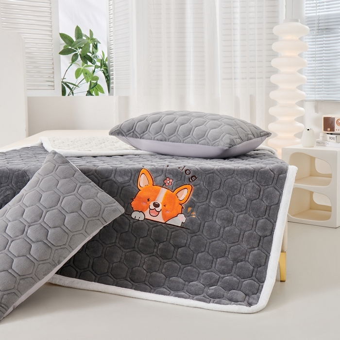 91家纺网 家纺一手货源 找家纺 永旺家纺 2025新款宝宝牛奶绒床护垫床垫-柯基 柯基-太空灰