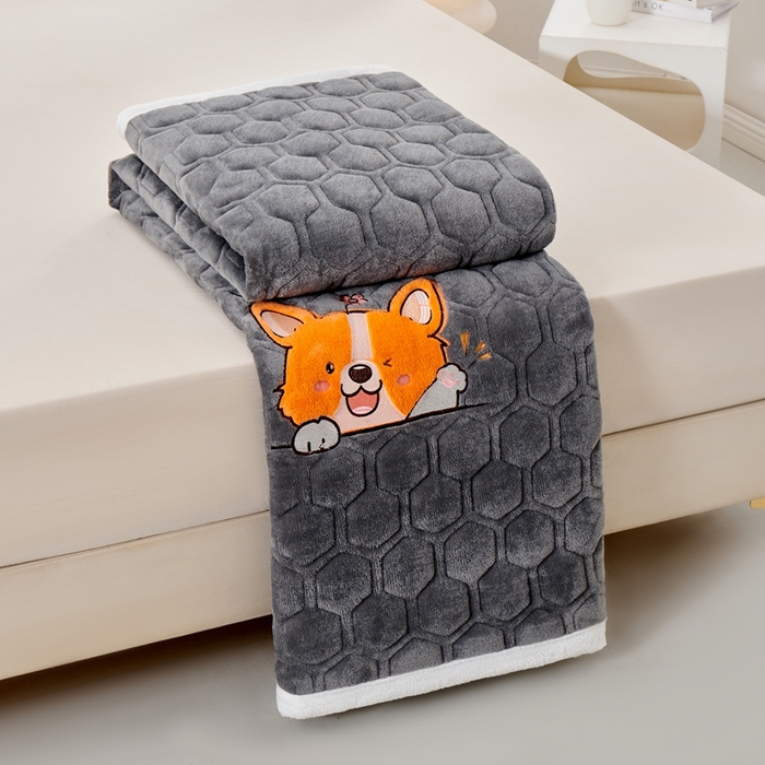 91家纺网 家纺一手货源 找家纺 永旺家纺 2025新款宝宝牛奶绒床护垫床垫-柯基 柯基-太空灰