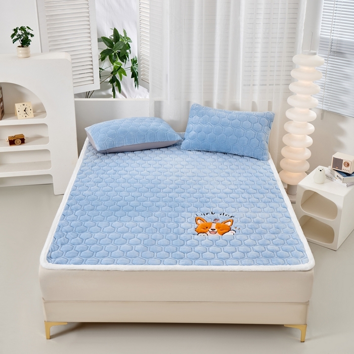 91家纺网 家纺一手货源 找家纺 永旺家纺 2025新款宝宝牛奶绒床护垫床垫-柯基 柯基-天空蓝