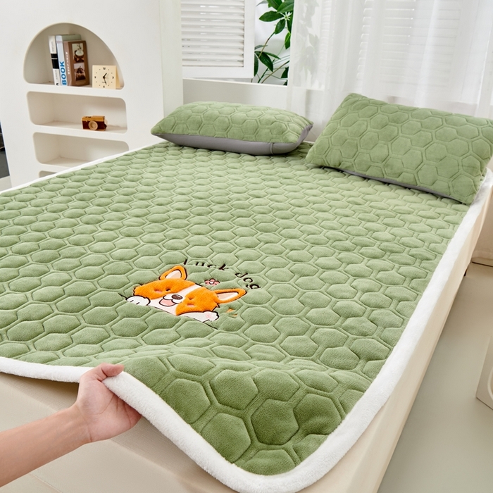 91家纺网 家纺一手货源 找家纺 永旺家纺 2025新款宝宝牛奶绒床护垫床垫-柯基 柯基-抹茶绿
