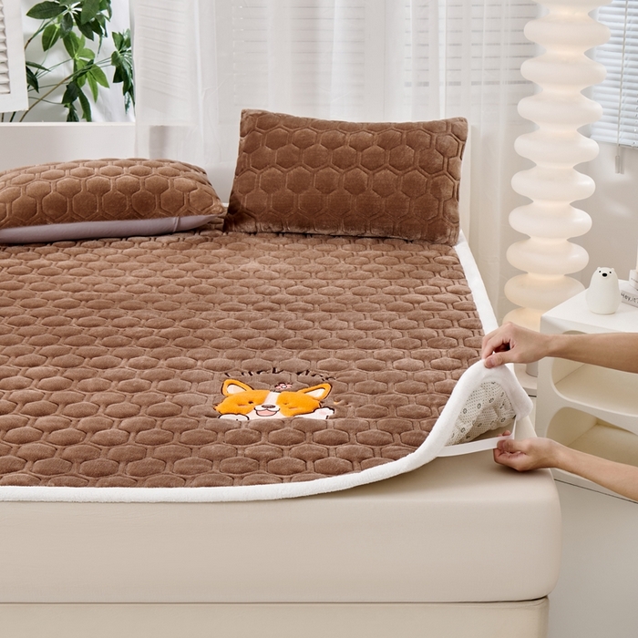 91家纺网 家纺一手货源 找家纺 永旺家纺 2025新款宝宝牛奶绒床护垫床垫-柯基 柯基-咖啡色