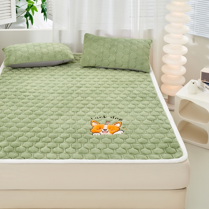 91家纺网 家纺一手货源 找家纺 永旺家纺 2025新款宝宝牛奶绒床护垫床垫-柯基 柯基-抹茶绿