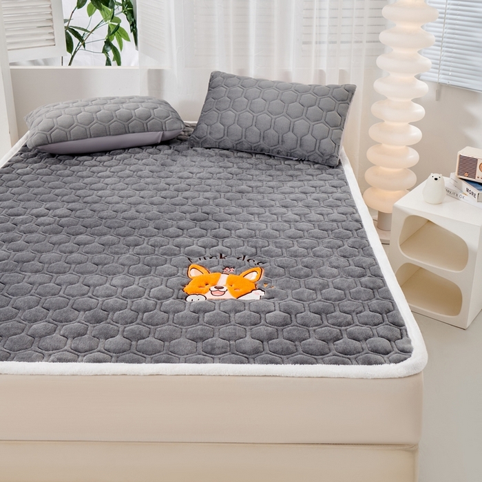 91家纺网 家纺一手货源 找家纺 永旺家纺 2025新款宝宝牛奶绒床护垫床垫-柯基 柯基-太空灰