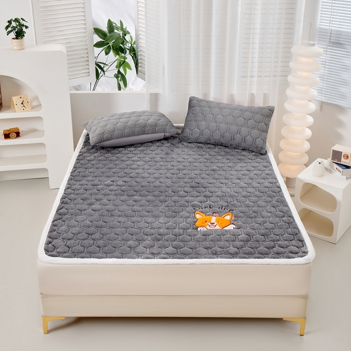 91家纺网 家纺一手货源 找家纺 永旺家纺 2025新款宝宝牛奶绒床护垫床垫-柯基 柯基-太空灰