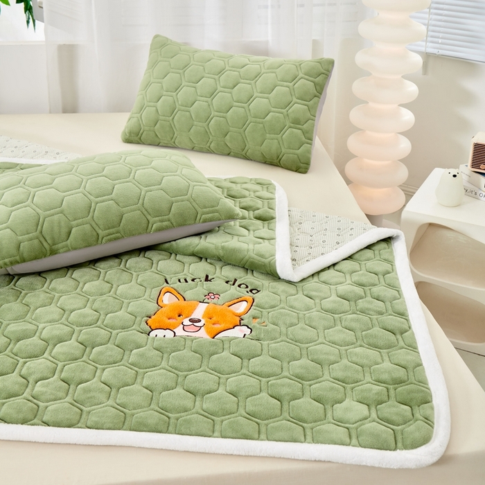 91家纺网 家纺一手货源 找家纺 永旺家纺 2025新款宝宝牛奶绒床护垫床垫-柯基 柯基-抹茶绿