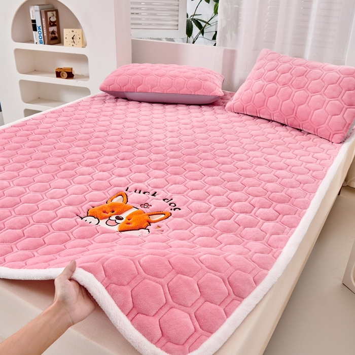 91家纺网 家纺一手货源 找家纺 永旺家纺 2025新款宝宝牛奶绒床护垫床垫-柯基 柯基-黛粉