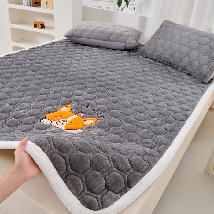 91家纺网 家纺一手货源 找家纺 永旺家纺 2025新款宝宝牛奶绒床护垫床垫-柯基 柯基-太空灰