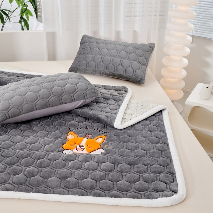 91家纺网 家纺一手货源 找家纺 永旺家纺 2025新款宝宝牛奶绒床护垫床垫-柯基 柯基-太空灰