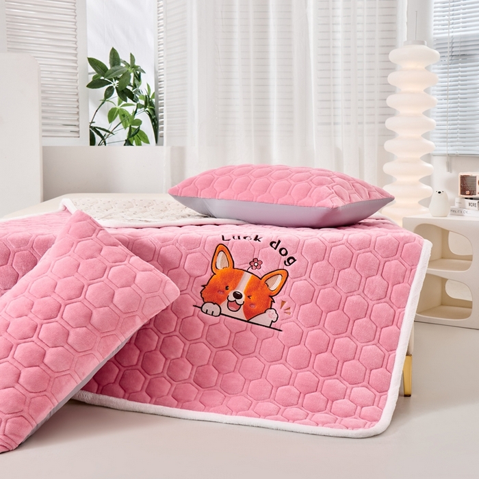 91家纺网 家纺一手货源 找家纺 永旺家纺 2025新款宝宝牛奶绒床护垫床垫-柯基 柯基-黛粉