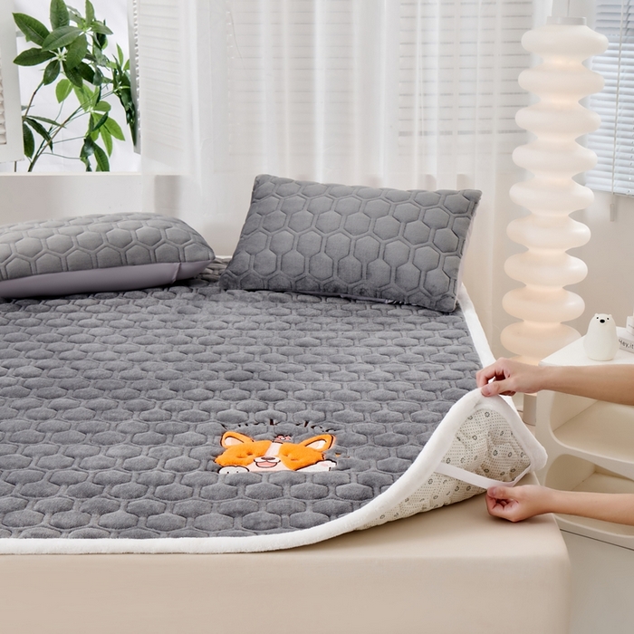 91家纺网 家纺一手货源 找家纺 永旺家纺 2025新款宝宝牛奶绒床护垫床垫-柯基 柯基-太空灰
