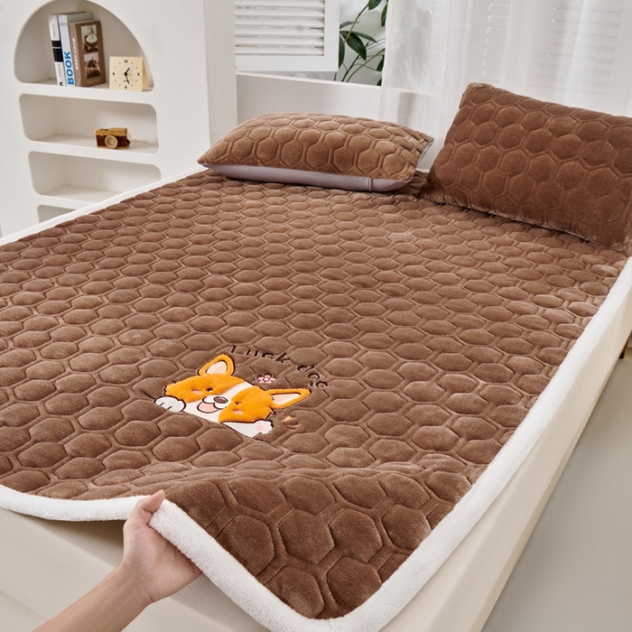 91家纺网 家纺一手货源 找家纺 永旺家纺 2025新款宝宝牛奶绒床护垫床垫-柯基 柯基-咖啡色