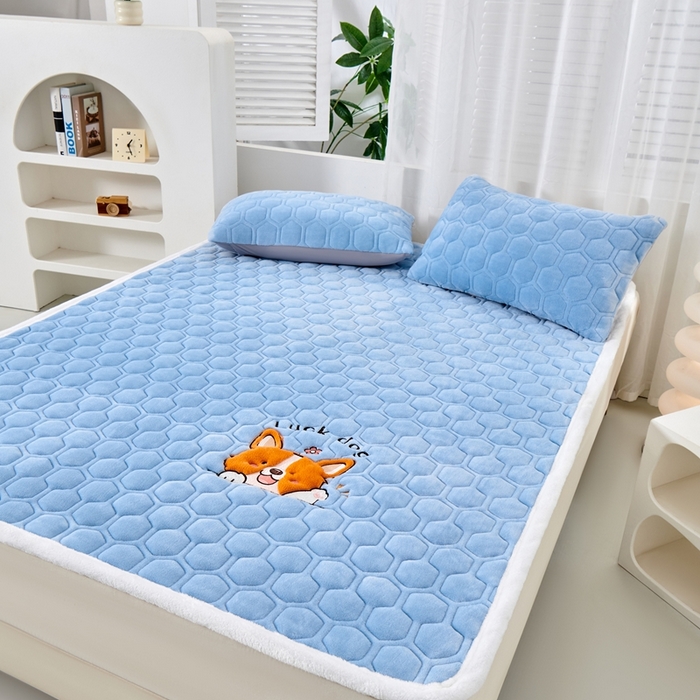 91家纺网 家纺一手货源 找家纺 永旺家纺 2025新款宝宝牛奶绒床护垫床垫-柯基 柯基-天空蓝