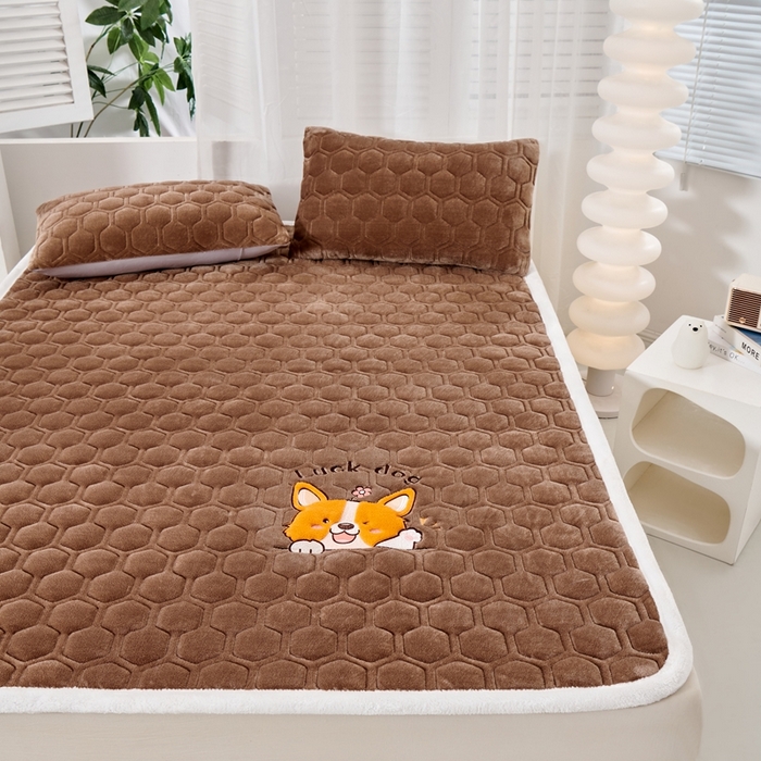 91家纺网 家纺一手货源 找家纺 永旺家纺 2025新款宝宝牛奶绒床护垫床垫-柯基 柯基-咖啡色