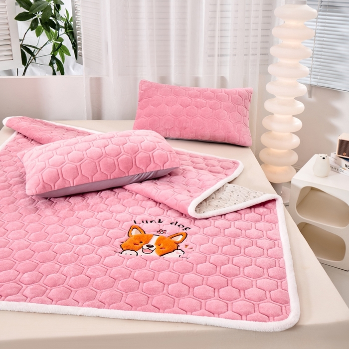 91家纺网 家纺一手货源 找家纺 永旺家纺 2025新款宝宝牛奶绒床护垫床垫-柯基 柯基-黛粉