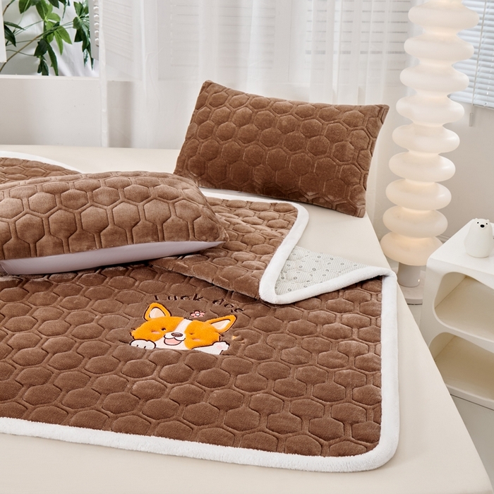 91家纺网 家纺一手货源 找家纺 永旺家纺 2025新款宝宝牛奶绒床护垫床垫-柯基 柯基-咖啡色