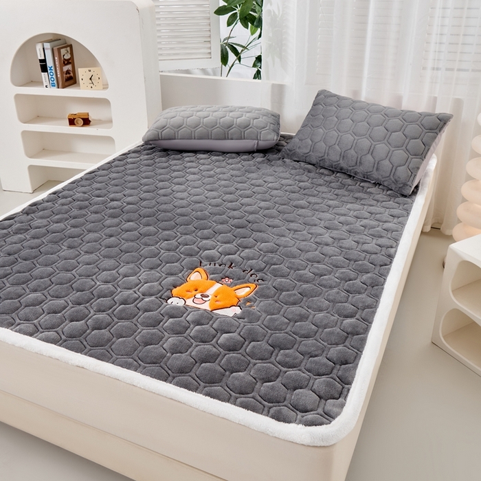 91家纺网 家纺一手货源 找家纺 永旺家纺 2025新款宝宝牛奶绒床护垫床垫-柯基 柯基-太空灰