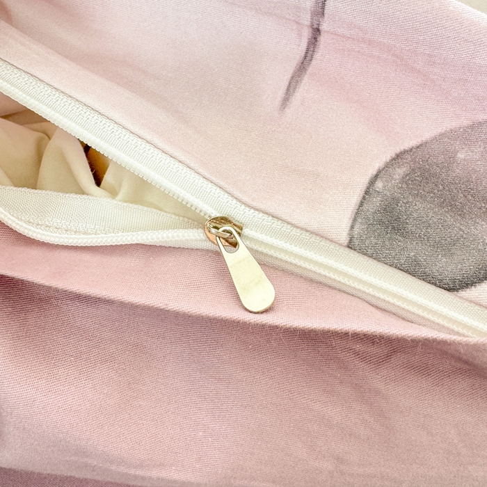 91家纺网 家纺一手货源 找家纺 红日子纺织品 2025新款全棉纯棉数码印花四件套 浓情蜜意-粉