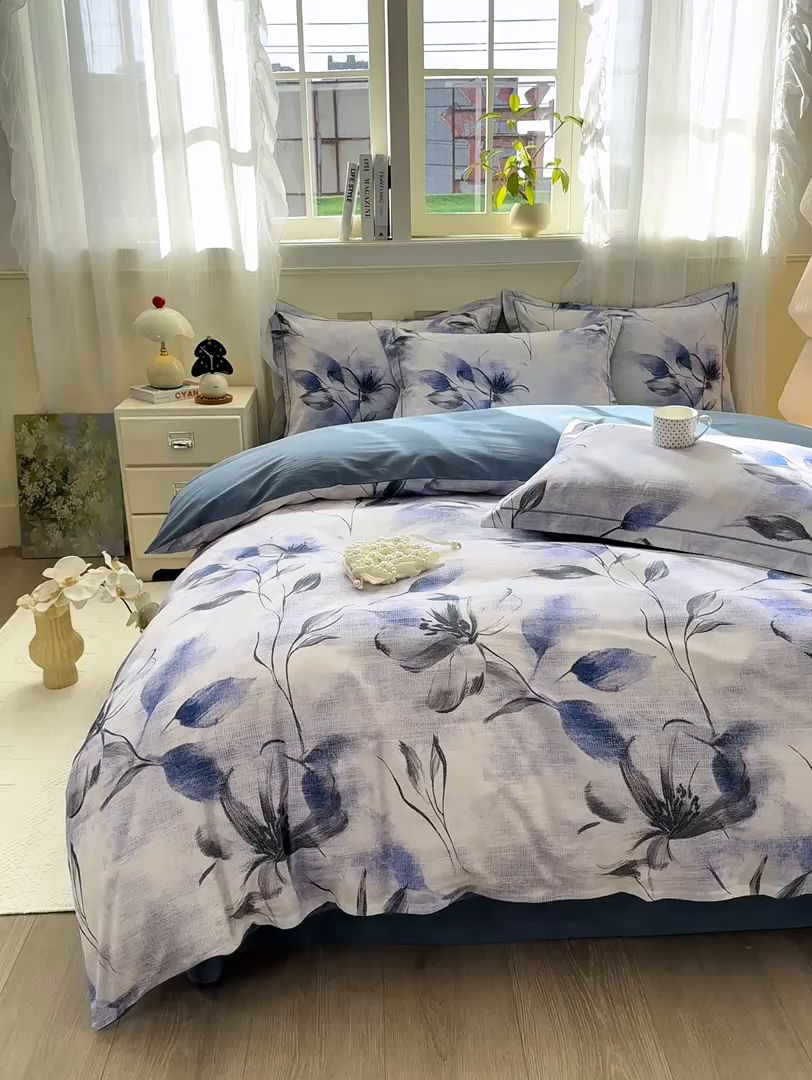 91家纺网 家纺一手货源 找家纺 红日子纺织品 2025新款全棉纯棉数码印花四件套 邂逅柔情-蓝