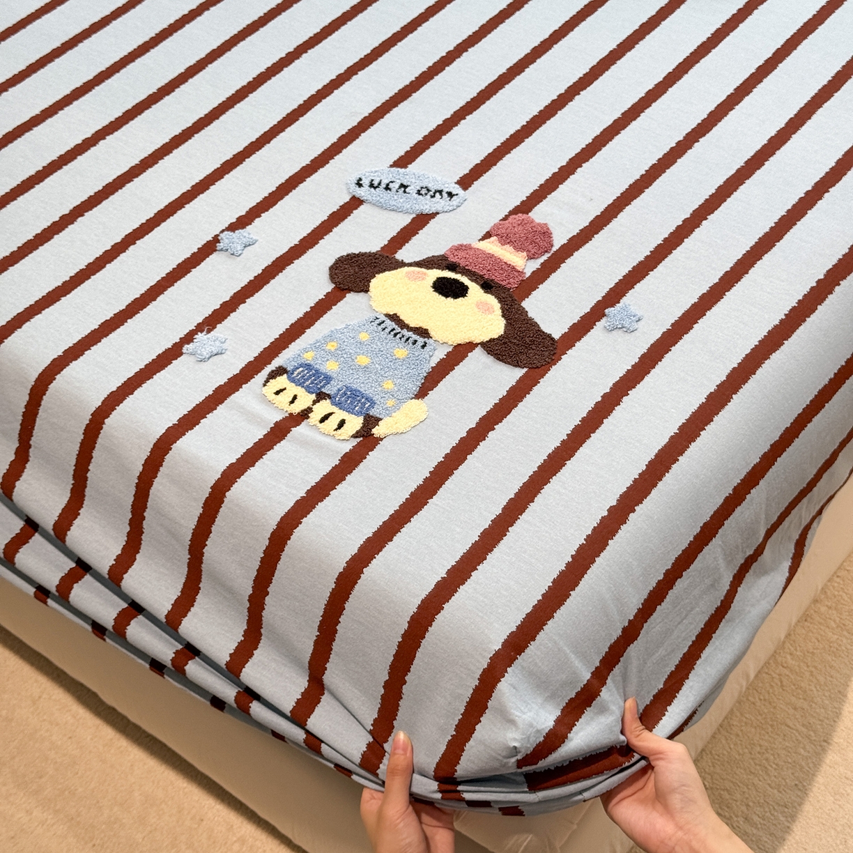 91家纺网 家纺一手货源 找家纺 珺柔家纺 2025新款磨毛毛巾绣床笠 海盐雪纳瑞